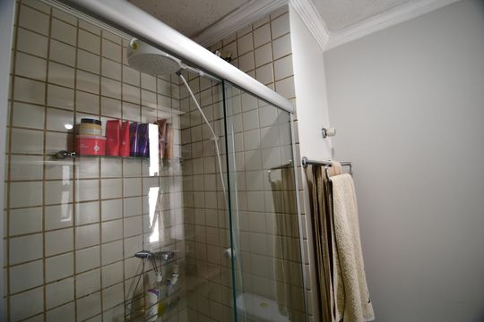 Banheiro de apartamento à venda com 2 quartos, 54m² em Mansões Santo Antônio, Campinas