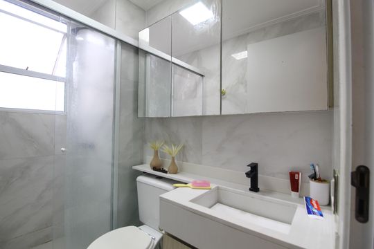 Banheiro de apartamento para alugar com 2 quartos, 45m² em Curicica, Rio de Janeiro
