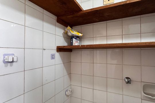 Banheiro de serviço de apartamento para alugar com 1 quarto, 54m² em Brooklin Novo, São Paulo