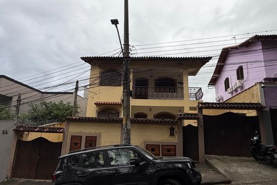 Fachada de casa à venda com 3 quartos, 136m² em Taquara, Rio de Janeiro