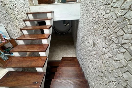 Escada de casa para alugar com 3 quartos, 520m² em Parque Prainha, São Vicente
