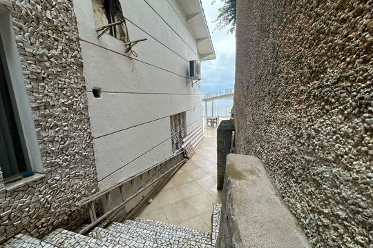 Corredor de casa para alugar com 3 quartos, 520m² em Parque Prainha, São Vicente