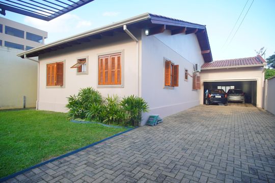 Área externa de casa à venda com 2 quartos, 230m² em Campina, São Leopoldo