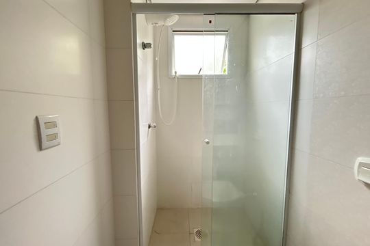 Banheiro suíte  de apartamento para alugar com 3 quartos, 108m² em Pantanal, Florianópolis