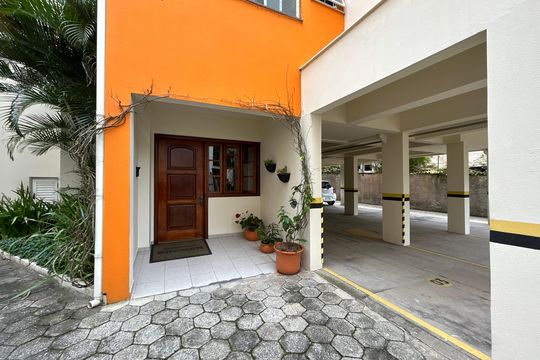 Fachada do bloco de apartamento para alugar com 3 quartos, 108m² em Pantanal, Florianópolis