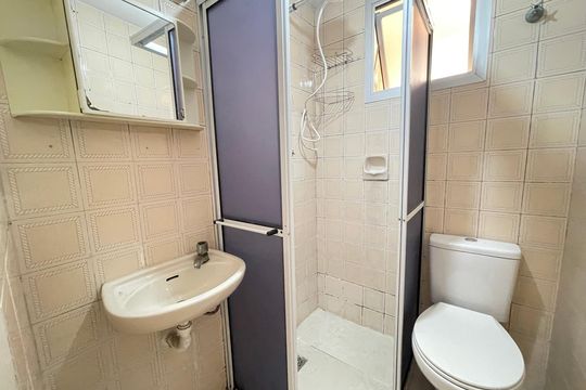 Banheiro de apartamento à venda com 2 quartos, 52m² em Vila Indiana, São Paulo