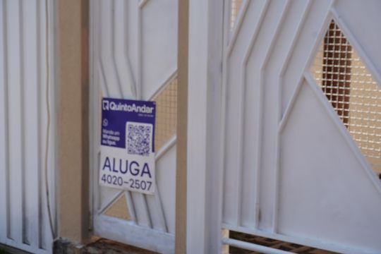 Fachada com plaquinha HVTG-893 de casa para alugar com 4 quartos, 260m² em Parque Novo Mundo, Americana