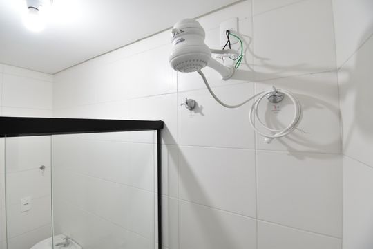 Banheiro  de apartamento para alugar com 2 quartos, 47m² em Parque da Fonte, São José dos Pinhais