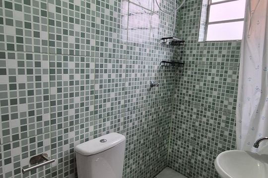 Banheiro de kitnet/studio para alugar com 1 quarto, 32m² em Costa E Silva, Porto Alegre