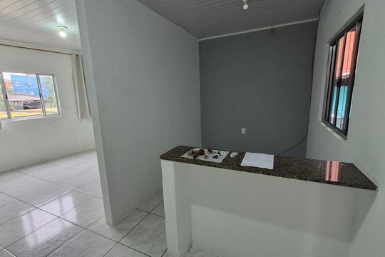 Sala de kitnet/studio para alugar com 1 quarto, 32m² em Costa E Silva, Porto Alegre