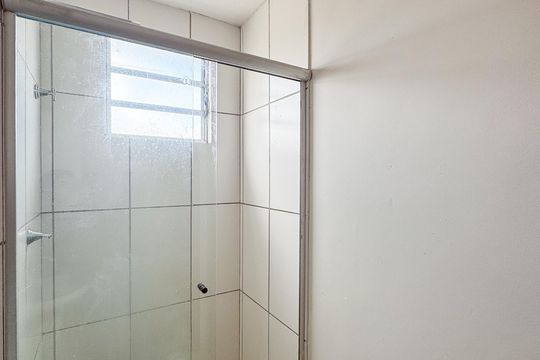 Banheiro de apartamento à venda com 2 quartos, 44m² em Califórnia, Contagem