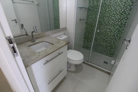 Banheiro de apartamento para alugar com 2 quartos, 50m² em Anil, Rio de Janeiro