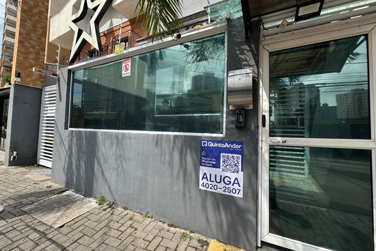 Fachada com placa grande de apartamento para alugar com 2 quartos, 59m² em Centro, Osasco