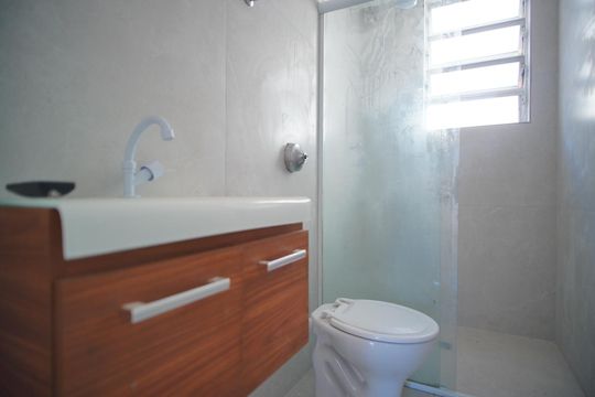 Banheiro Corredor de apartamento à venda com 1 quarto, 46m² em Vila Ipiranga, Porto Alegre