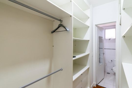 Closet da Suíte 1 de apartamento para alugar com 3 quartos, 135m² em Vila Mascote, São Paulo