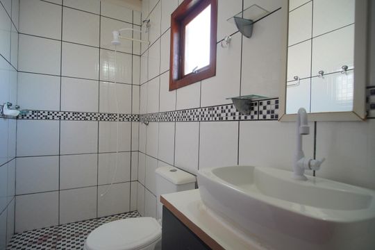 Banheiro da Suíte de casa para alugar com 2 quartos, 101m² em Paraíso, Sapucaia do Sul