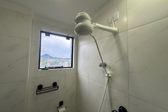Banheiro de apartamento para alugar com 1 quarto, 32m² em Centro, São Vicente