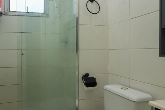 Banheiro de apartamento para alugar com 2 quartos, 45m² em Vila Indiana, Taboão da Serra