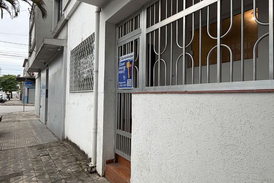 Placa Instalada de casa para alugar com 3 quartos, 100m² em Macuco, Santos