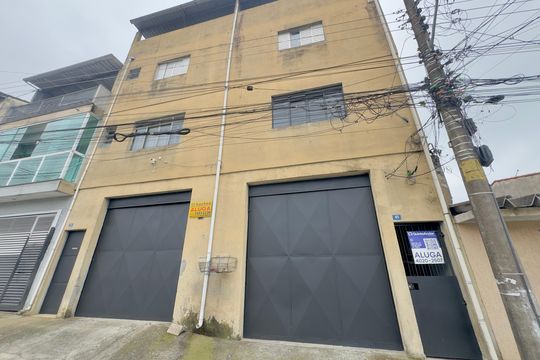 Placa instalada na fachada do imóvel de casa para alugar com 2 quartos, 140m² em Parque Continental, Guarulhos