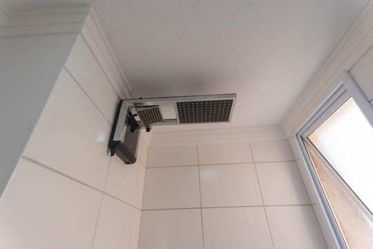 Banheiro de apartamento para alugar com 2 quartos, 55m² em Jardim do Lago Continuacao, Campinas