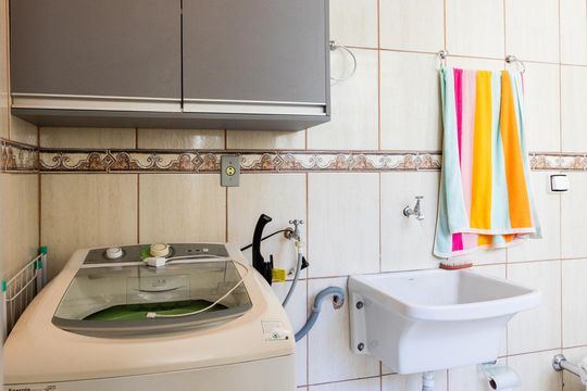 Banheiro de apartamento à venda com 2 quartos, 65m² em Centro, Campinas