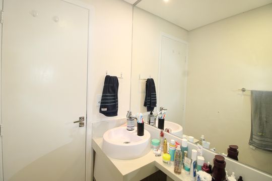 Banheiro de apartamento à venda com 2 quartos, 45m² em Vila Carmosina, São Paulo