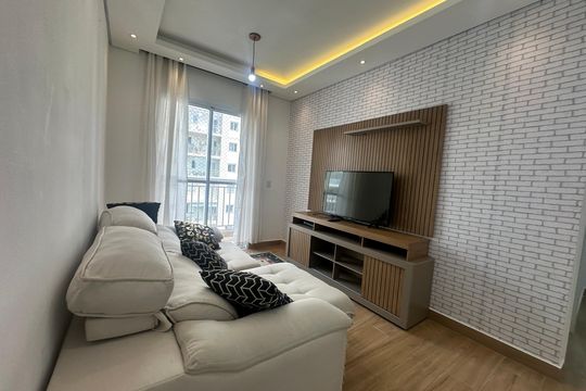 Sala de apartamento para alugar com 2 quartos, 58m² em Jardim Tupanci, Barueri