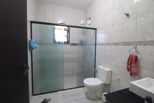 Banheiro de casa à venda com 2 quartos, 250m² em Jardim Cliper, São Paulo
