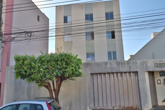 Plaquinha de apartamento para alugar com 2 quartos, 73m² em Santa Mônica, Uberlândia