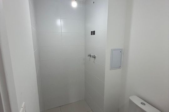 Banheiro social de kitnet/studio à venda com 1 quarto, 26m² em Vila Prudente, São Paulo