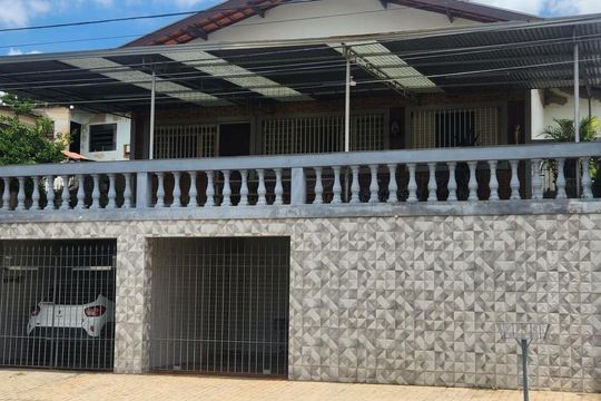 Fachada de casa à venda com 3 quartos, 252m² em Vila Lemos, Campinas