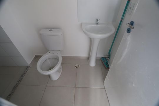 Banheiro de apartamento à venda com 2 quartos, 46m² em Igara, Canoas