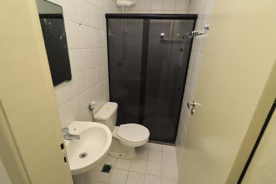 Banheiro da Suíte 1 de apartamento para alugar com 3 quartos, 100m² em Imbuí, Salvador