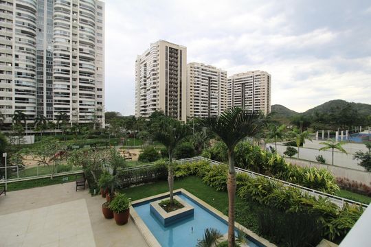 Sala - Vista de apartamento para alugar com 2 quartos, 77m² em Barra Olímpica, Rio de Janeiro