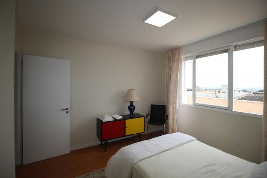 Quarto 1 de apartamento para alugar com 2 quartos, 60m² em Vila Jardim, Porto Alegre