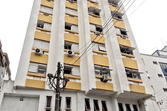 Fachada | Adesivo/Placa Quintoandar instalado  de apartamento para alugar com 1 quarto, 68m² em Vila Mathias, Santos
