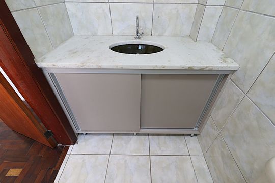 Banheiro  de apartamento para alugar com 1 quarto, 93m² em Vila Ipiranga, Porto Alegre