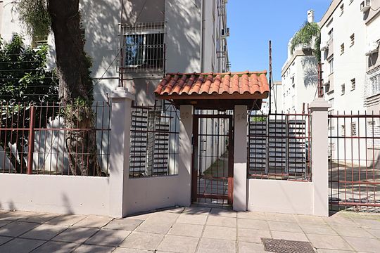Fachada e portaria de apartamento para alugar com 1 quarto, 93m² em Vila Ipiranga, Porto Alegre
