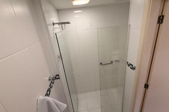 Banheiro da suíte de kitnet/studio à venda com 1 quarto, 40m² em Recreio dos Bandeirantes, Rio de Janeiro
