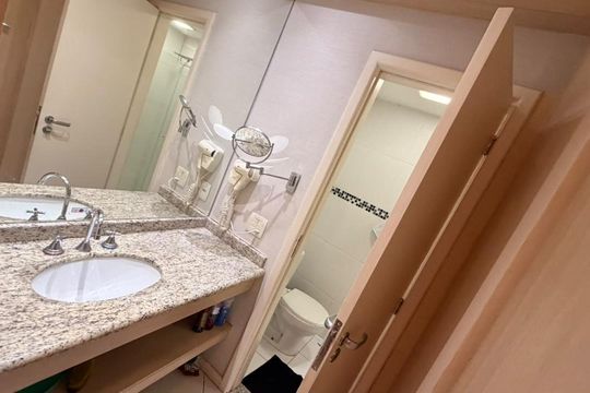 Banheiro da suíte de kitnet/studio à venda com 1 quarto, 40m² em Recreio dos Bandeirantes, Rio de Janeiro