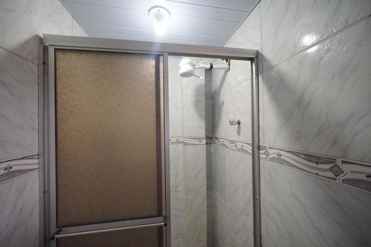 Banheiro de apartamento para alugar com 2 quartos, 70m² em Canasvieiras, Florianópolis