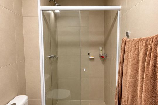 Banheiro suíte  de apartamento para alugar com 1 quarto, 50m² em Alphaville Industrial, Barueri