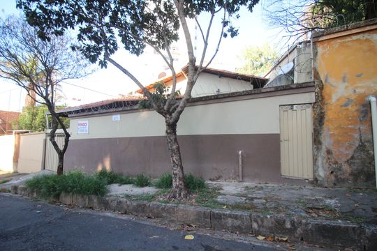Fachada de casa à venda com 3 quartos, 378m² em Havaí, Belo Horizonte