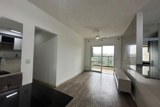 Sala de apartamento para alugar com 2 quartos, 67m² em Jardim Tupanci, Barueri