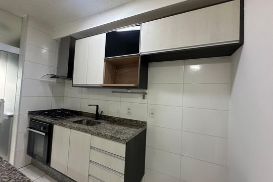 Cozinha de apartamento para alugar com 2 quartos, 67m² em Jardim Tupanci, Barueri