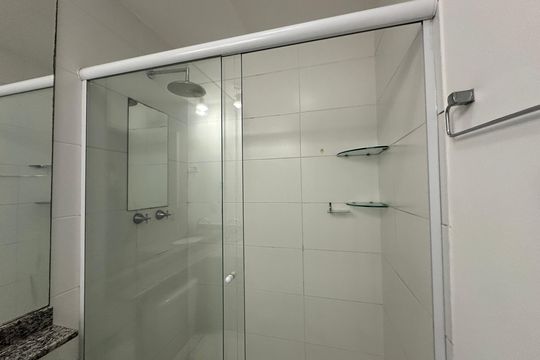 Banheiro da Suíte de apartamento para alugar com 2 quartos, 67m² em Jardim Tupanci, Barueri