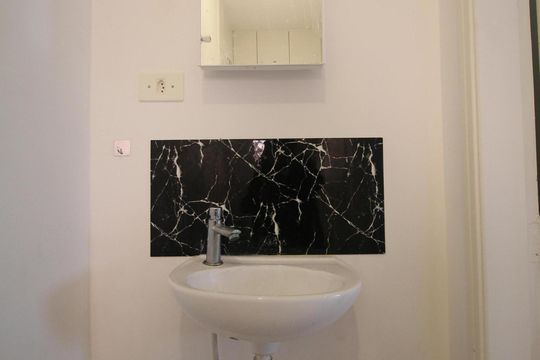 Banheiro de kitnet/studio para alugar com 1 quarto, 22m² em Jardim Monte Kemel, São Paulo