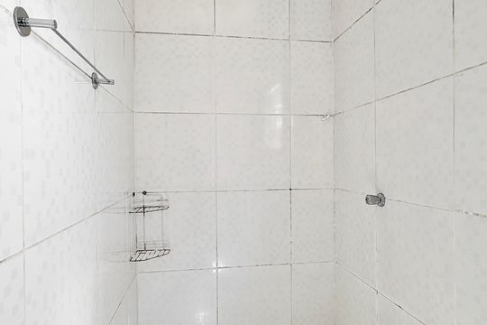 Banheiro de casa para alugar com 1 quarto, 40m² em Vila Serralheiro, São Paulo