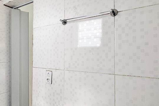 Banheiro de casa para alugar com 1 quarto, 40m² em Vila Serralheiro, São Paulo